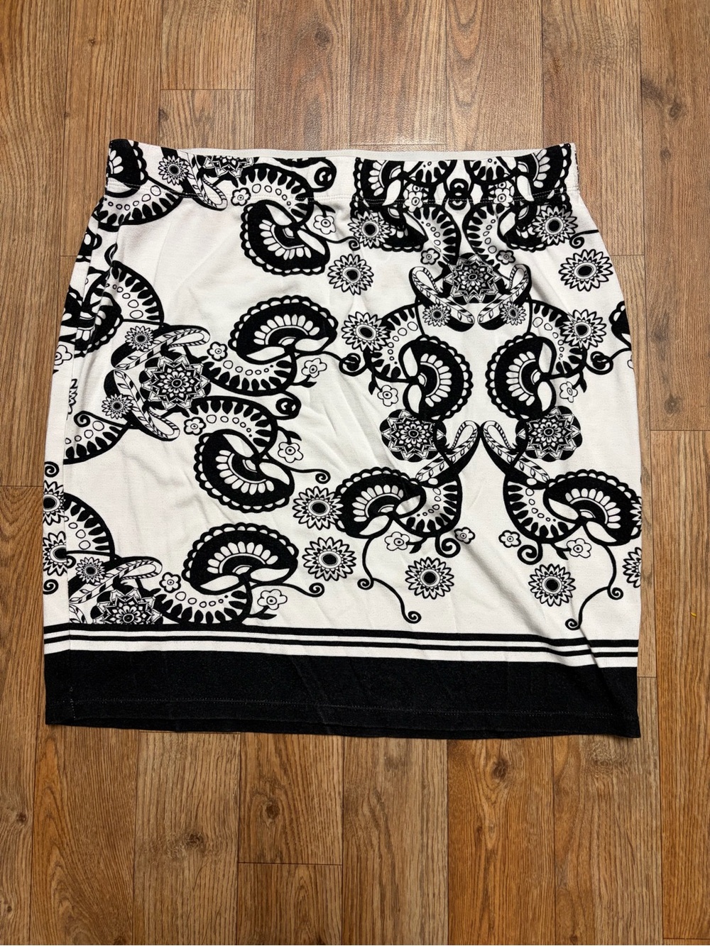 Max Studio Black and White Paisley Pencil Skirt